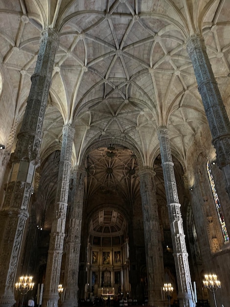 Dentro de una catedral en Lisboa