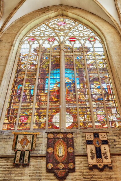 Foto dentro de la catedral de san miguel y santa gudula es una iglesia católica romana en bruselas