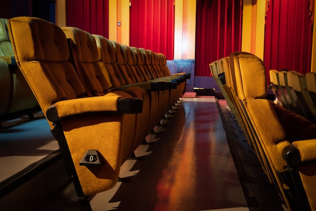 Dentro de cine vacío cine con asientos amarillos