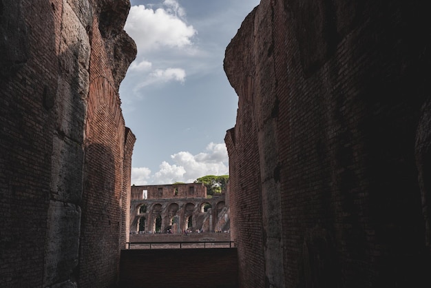 Dentro del Coliseo y los Foros Imperiales en Roma hermosa toma alrededor del Coliseo