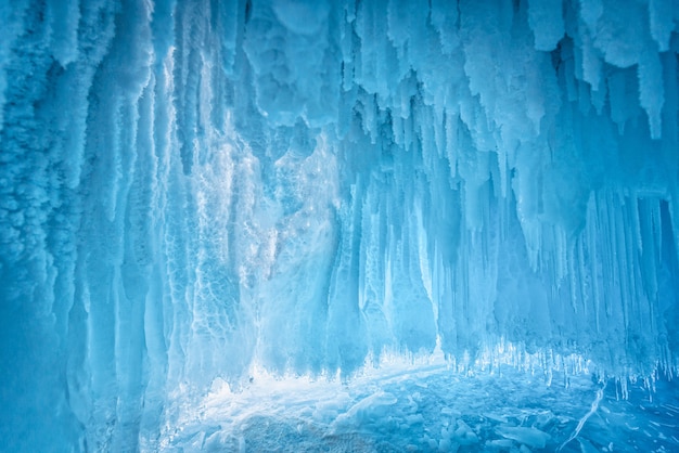 Dentro de la cueva de hielo azul en el lago Baikal, Siberia, Rusia oriental.