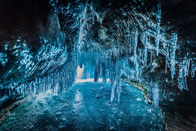 Dentro de la cueva de hielo azul en el lago Baikal, Siberia, Rusia oriental.