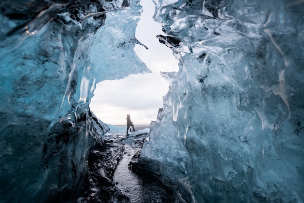 Foto dentro de una cueva de hielo en islandia