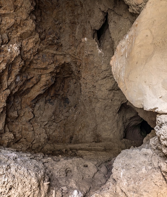 Dentro de una cueva de montaña