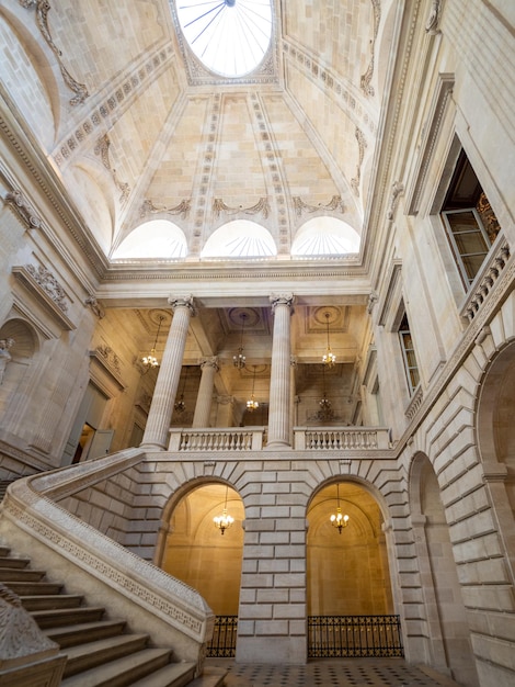 Dentro da casa de ópera com escadas