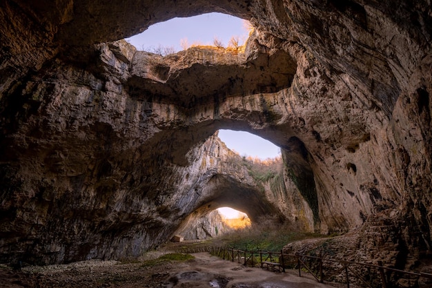 Dentro da caverna de Devetashka, no norte da Bulgária, perto da cidade de Lovech