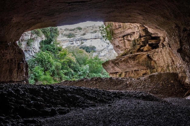 Dentro da Grand Pont Naturel, uma caverna esculpida pelo rio Cesse perto da vila de Minerve, Herault