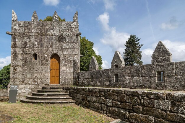 Dentro da muralha do castelo