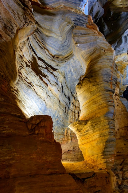 Dentro da profunda caverna Lapinha aberta à visitação em Lagoa Santa, no estado de Minas Gerais