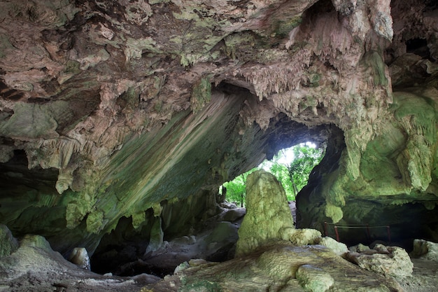 Dentro de Peehuatoe cave em Krabi, Tailândia. Esta caverna Peehuatoe é atração turística importante na província de Krabi.