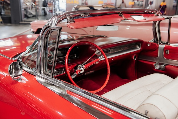Dentro de um carro cabriolet vintage vermelho