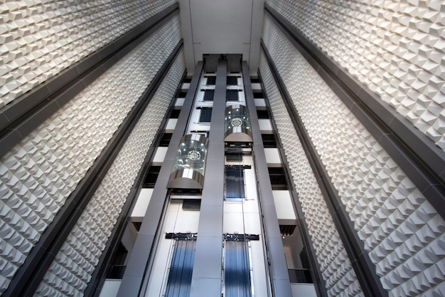 Dentro de um poço de elevador moderno