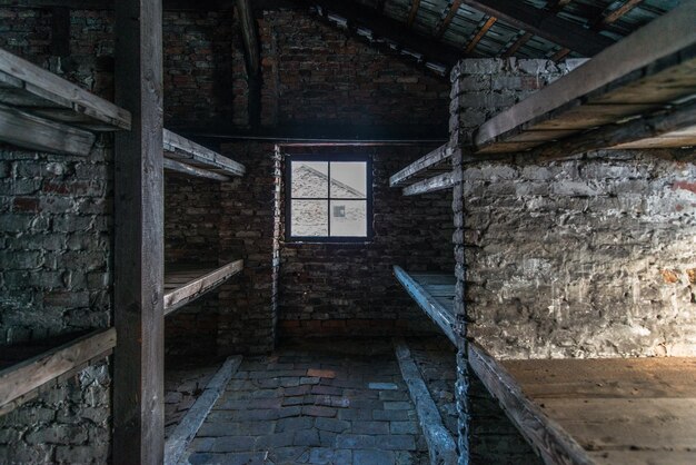 Foto dentro de um quartel do campo de concentração nazista de auschwitz-birkenau