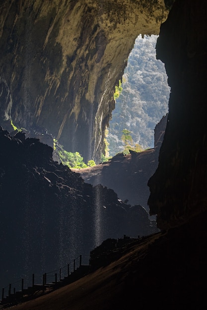 Dentro deer cave, olhando para fora, no parque nacional mulu, bornéu