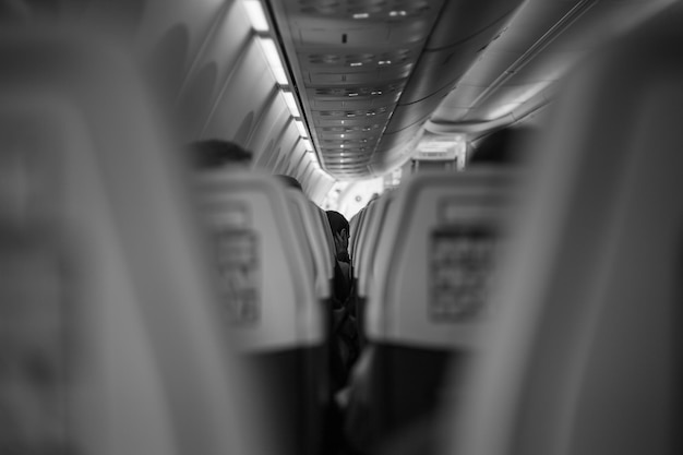 Dentro do avião de passageiros dentro da cabine em preto e branco