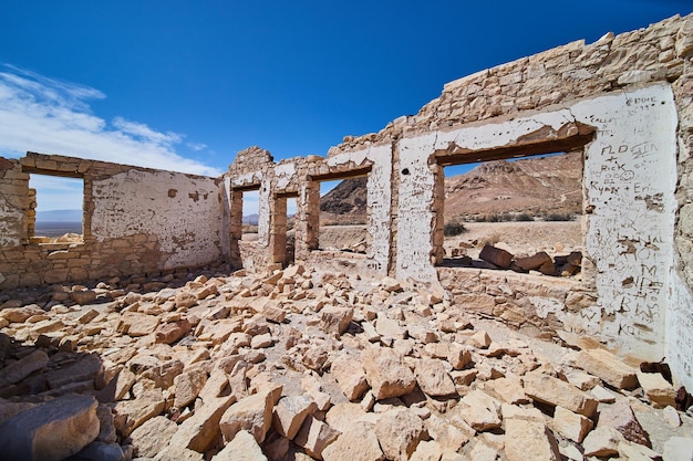 Dentro do edifício Rhyolite abandonado com nomes esculpidos nas paredes