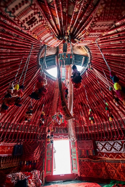 Dentro do yurt da casa nacional cazaque