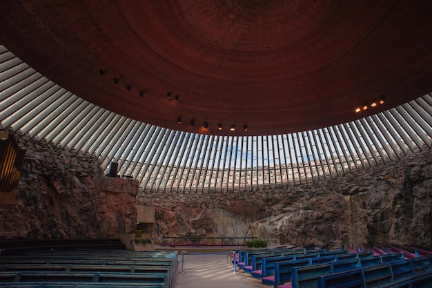 Dentro de la Iglesia del Silencio Kampin Kappeli en Helsinki.