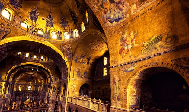 Dentro de la lujosa Basílica de San Marcos San Marco en Venecia Italia