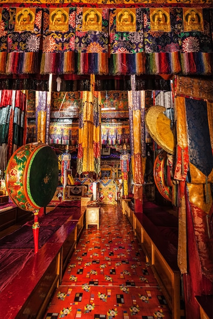 Dentro del monasterio budista tibetano de spituk gompa ladakh india