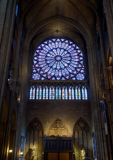 Dentro de Notre Dame de Paris Francia