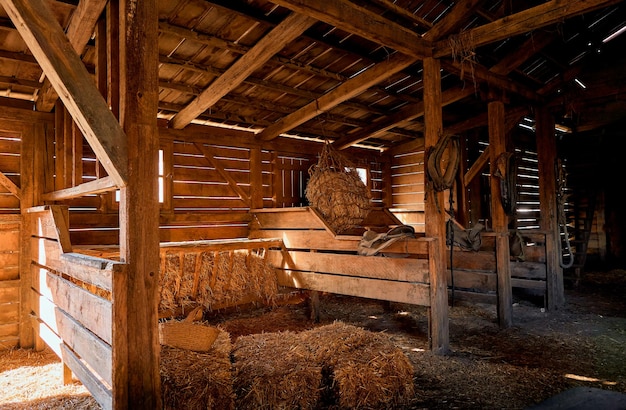 Dentro de la paja de la granja de granero viejo