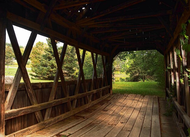 Dentro de un puente cubierto rural