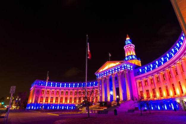 Denver City and County Gebäude, das für das Spiel Denver Broncos dekoriert wurde.