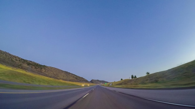 Denver, Colorado, USA-April 14, 2017. POV-Sicht - Fahren auf dem Highway 470 in den frühen Morgenstunden.