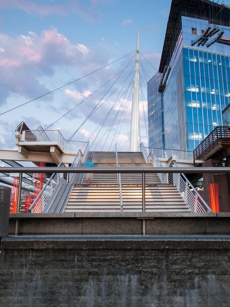 Denver Millennium Bridge ao pôr do sol.