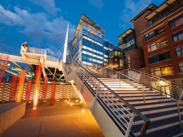 Denver Millennium Bridge ao pôr do sol.