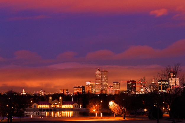 Denver-Skyline bei Sonnenaufgang im Winter.