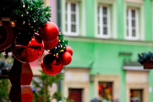 Deocration del árbol de Navidad, chucherías en el mercado en Wroclaw, Polonia