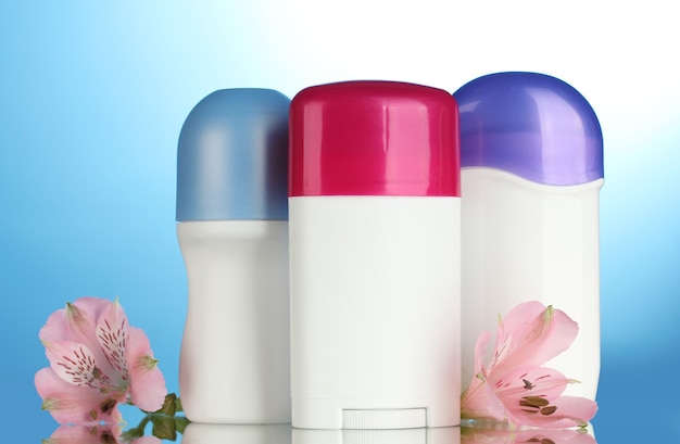 Deodorants mit Blumen auf Blau