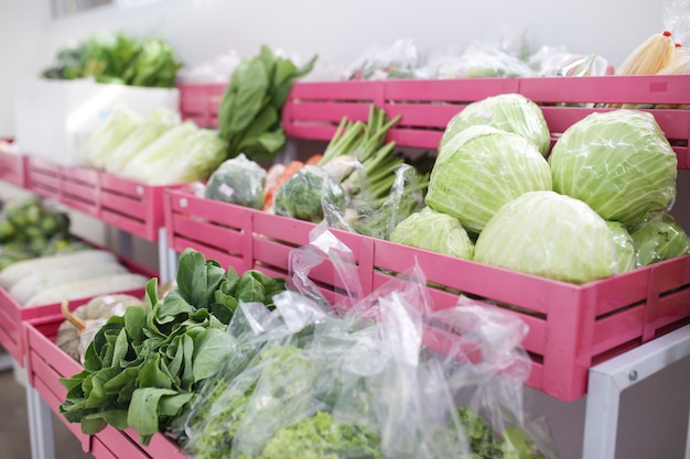 Departamento de vegetais em um supermercado à venda