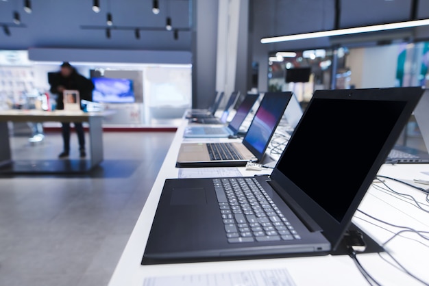Foto departamento de laptops en la tienda de tecnología. compra una laptop.