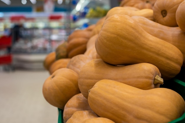Departamento de verduras en la tienda Hay muchas calabazas de colza en el mostrador del supermercado Verduras de temporada Acción de Gracias y Halloween