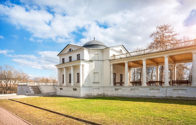 Dependencia de la finca Ostafyevo y galería con columnas en un día soleado de primavera