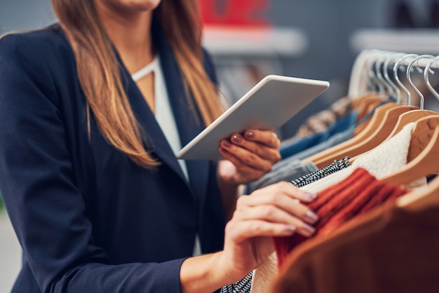 dependienta en su boutique con colección otoño invierno