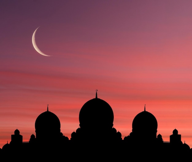 Depois do pôr do sol, a paisagem da mesquita com belas mesquitas e minaretes, coloque seu texto aqui ramadan karee