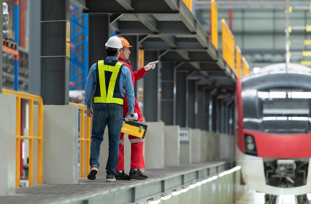 Depois que o trem elétrico está estacionado na oficina de reparação de trens elétricos, o engenheiro de trens elétricos