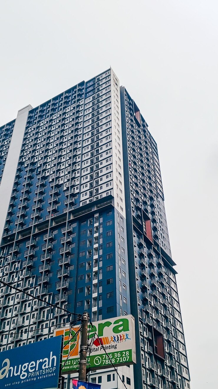 Depok Indonesia 1 de enero de 2024 edificio de apartamentos alto con muchas ventanas y nublado