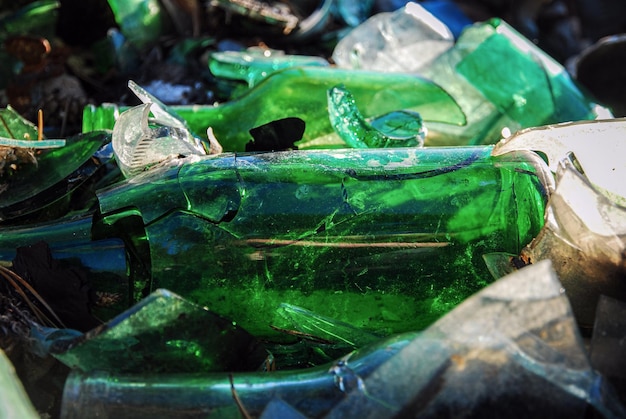 Foto deponie von zerbrochenen glasflaschen im waldverschmutzungsproblem