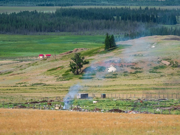 Deponiemüllbrandinferno in Bergsteppe mit starkem Rauch