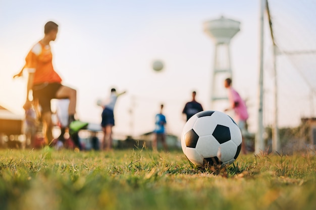 deporte de acción al aire libre de diversidad de niños jugando fútbol soccer para hacer ejercicio