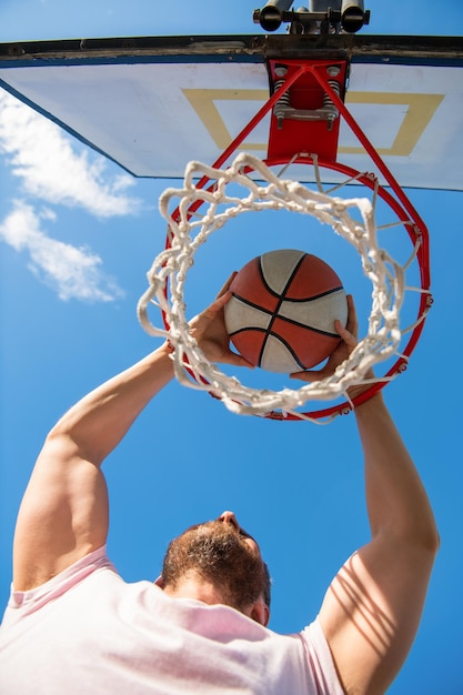 Deporte y afición. clavar en canasta. slam dunk en movimiento. actividad de verano.