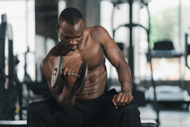 Deporte africano hombre fuerte músculo ejercitándose en pesas con pesas en la sala de fitness en el gimnasio Culturismo deporte hombre fitness concepto