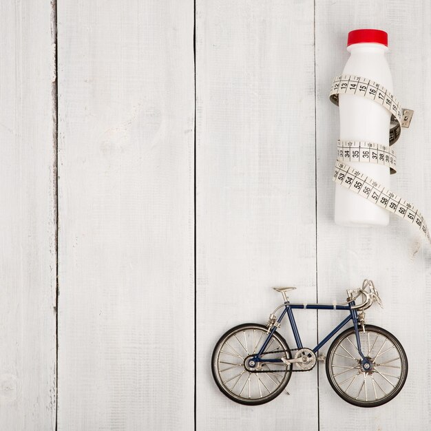 Deporte concepto bicicleta modelo botella de agua y cinta centimétrica