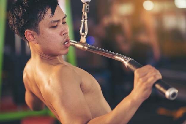 Deporte, concepto saludable. Hombre musculoso fuerte motivado y enfocado del culturista del pelo corto barbudo