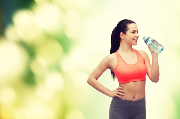 Deporte, ejercicio y salud - mujer deportiva con botella de agua